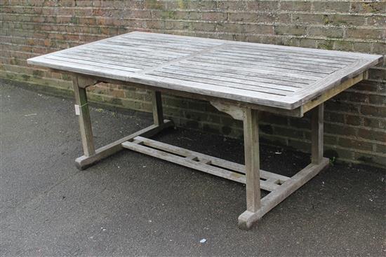 Extending garden table